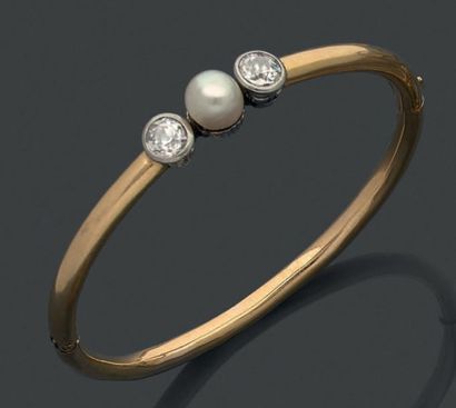 null Bracelet jonc en or jaune 18K (750°/00) centré d'une perle de culture, et de...