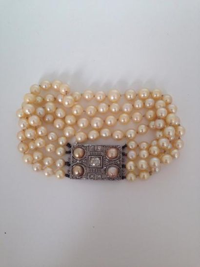 null Bracelet manchette composé de quatre rangs de perles de culture (eau de mer),...