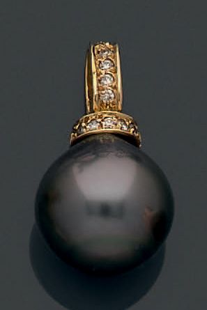 null Pendentif perle de culture de Tahiti grise (diamètre 12,8 mm). Bélière en or...