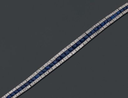 null Bracelet ligne en platine (950°/00) serti de saphirs carrés, entourés de diamants...
