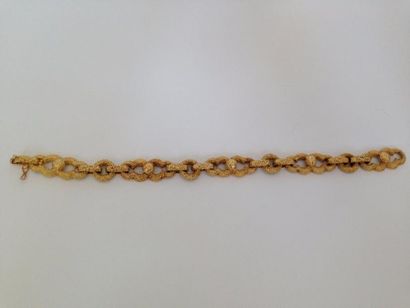 null Bracelet en or jaune 18K (750°/00) à maillons ovoïdes texturés.
Fermoir sécurisé.
Longueur:...