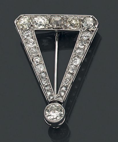 null Broche triangulaire en or 18K (750°/00), platine (950°/00) sertie de diamants...