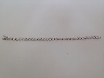 null Bracelet ligne en or gris 18K (750°/00) serti clos de diamants ronds taillés...