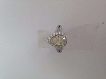 null Bague en or gris 18K (750°/00) sertie diamant taillé en poire d'environ 1.45...