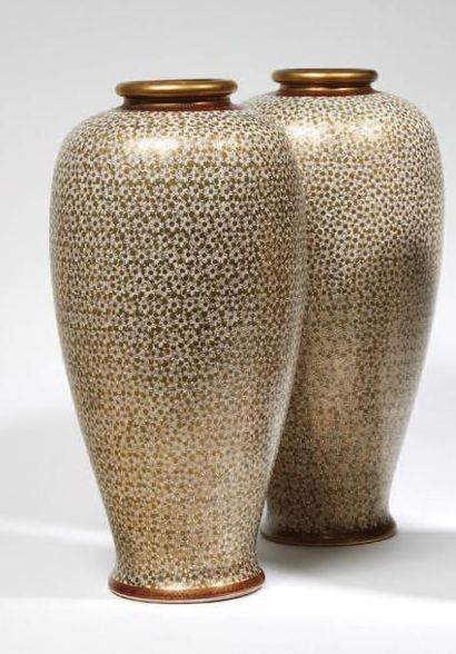 JAPON, Fours de Satsuma - Epoque 
Paire de vases balustres en faïence à décor en...