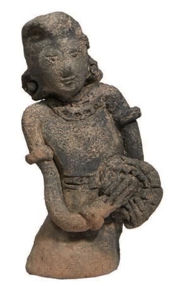 INDONÉSIE, Majapahit - XIVe/XVe siècle 
Statuette de musicienne debout en pierre...