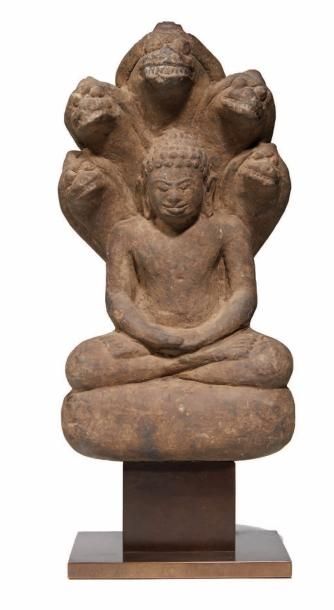 THAILANDE - Période MÔN-DVARAVATI, VIIe siècle 
Statuette de bouddha en grès gris,...