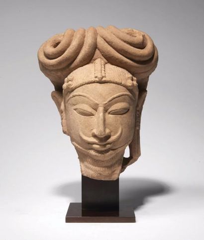 INDE - Dynastie Chandela, Xe siècle 
Tête d'ascète en grès beige sculpté, les yeux...