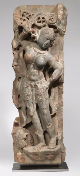 INDE, Rajasthan - Xe siècle 
Stèle en marbre gris, apsara debout en léger tribhanga,...