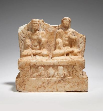 CHINE - Epoque QI DU NORD (479 - 550) Fragment de stèle en marbre représentant deux...