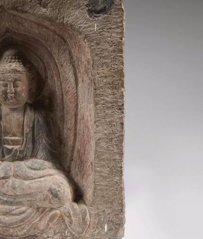 CHINE - Epoque MING (1368 - 1644) 
Stèle en grès gris à traces de polychromie, bouddha...