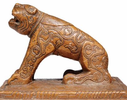 INDE - XVIIIe siècle ou antérieur 
Statuette de lion assis sur une base rectangulaire...