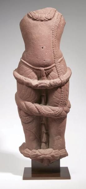 INDE - Période GUPTA, IIIe/VIe siècle 
Torse de Brahma debout en grès rose, en léger...