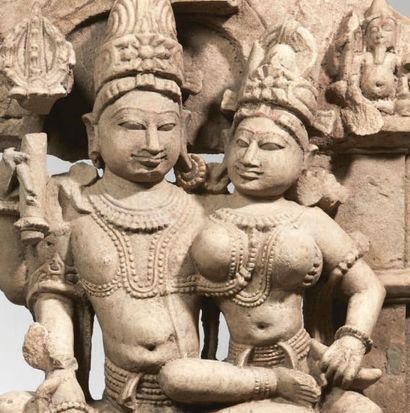 INDE - Période médiévale, Xe siècle Stèle en grès gris, Shiva assis sur un socle,...