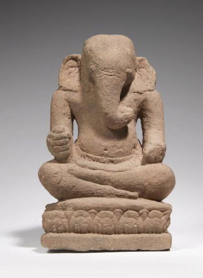 CAMBODGE - Koh Ker, Xe siècle Statuette de Ganesh en grès gris, assis en padmasana...