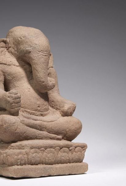 CAMBODGE - Koh Ker, Xe siècle 
Statuette de Ganesh en grès gris, assis en padmasana...