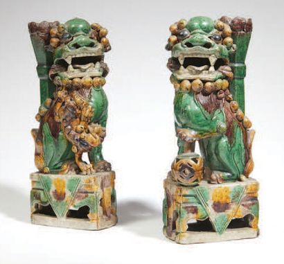 CHINE - EPOQUE KANGXI (1662 - 1722) 
Couple de chimères formant porte-baguettes d'encens...