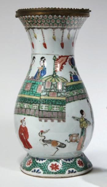 CHINE - EPOQUE KANGXI (1662 - 1722) 
Vase d'applique à panse basse en porcelaine...