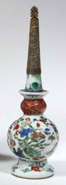 CHINE - EPOQUE KANGXI (1662 - 1722) Aspersoir en porcelaine à décor en émaux polychromes...