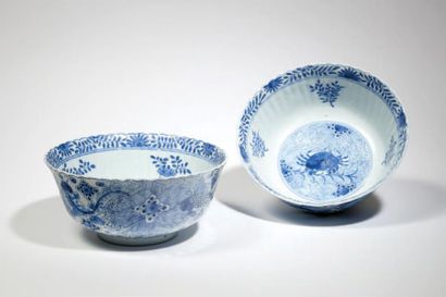 CHINE - EPOQUE KANGXI (1662 - 1722) 
Paire de coupes en porcelaine décorée en bleu...