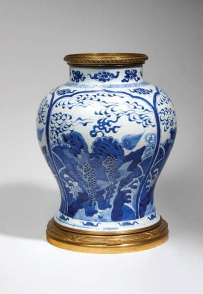 CHINE - EPOQUE KANGXI (1662 - 1722) 
Potiche balustre en porcelaine décorée en bleu...
