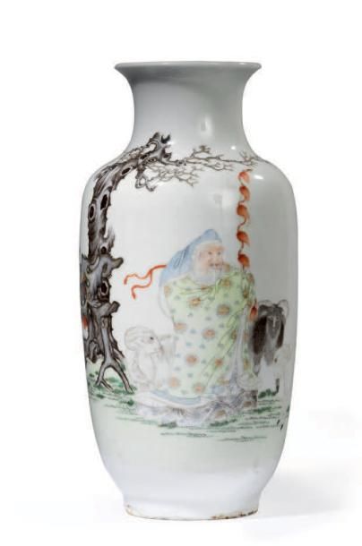 CHINE Epoque de la République - MINGUO (1912 - 1949) 
Vase balustre à col évasé en...
