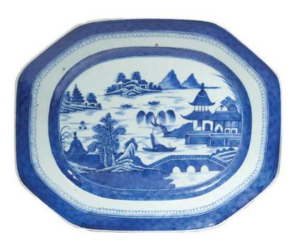 CHINE - Epoque QIANLONG (1736 - 1795) Présentoir octogonal en porcelaine bleu blanc...