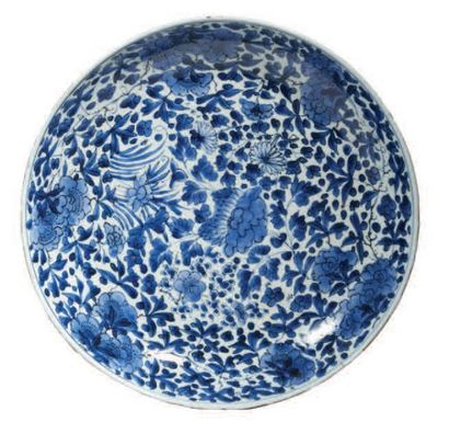 CHINE - EPOQUE KANGXI (1662 - 1722) Plat rond en porcelaine bleu blanc à décor de...