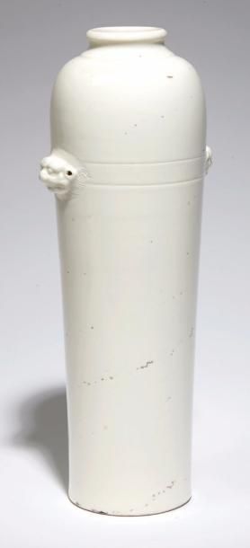 CHINE - XVIIe siècle Vase de forme rouleau en porcelaine émaillée blanc de Chine,...