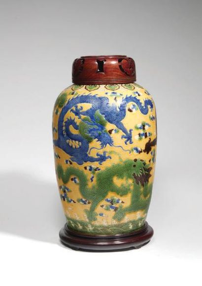 CHINE - XIXe siècle Vase de forme ovoïde en porcelaine émaillée polychrome de cinq...