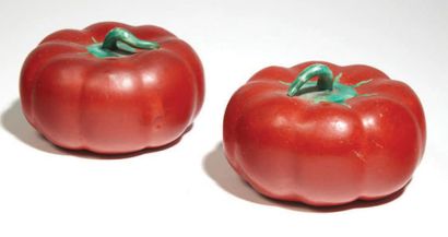 CHINE - XIXe siècle Deux tomates en porcelaine émaillée rouge, la tige émaillée verte....