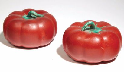 CHINE - XIXe siècle 
Deux tomates en porcelaine émaillée rouge, la tige émaillée...