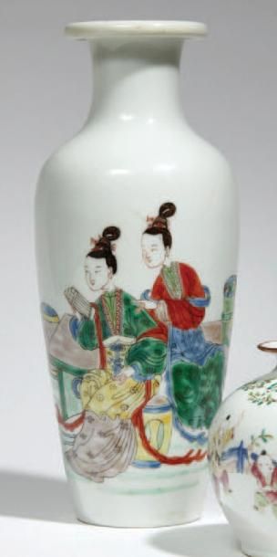 CHINE - XIXe siècle 
Vase étroit à col évasé en porcelaine décorée en émaux polychromes...