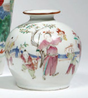 CHINE - XIXe siècle Petit pot balustre à col évasé en porcelaine, à décor en émaux...