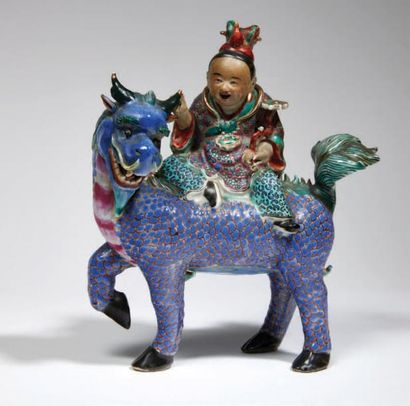 CHINE - XIXe siècle Statuette en porcelaine polychrome, enfant assis sur une qilin,...
