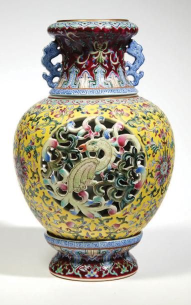 CHINE - XXe siècle 
Vase de forme globulaire en porcelaine émaillée polychrome et...