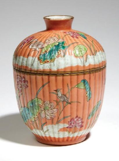 CHINE - Epoque XIANFENG (1851 - 1861) Pot couvert côtelé en porcelaine émaillée polychrome...