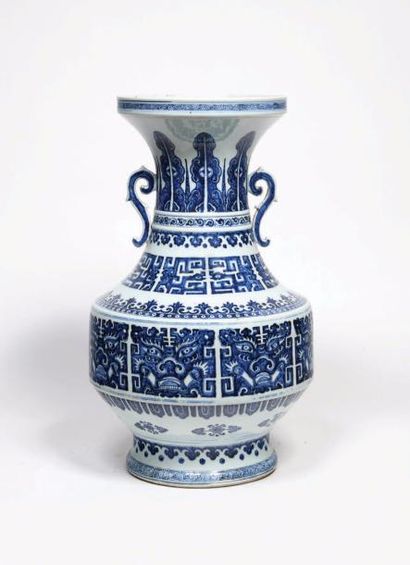 CHINE - XIXe siècle 
Grand vase de forme balustre à deux anses en porcelaine décorée...