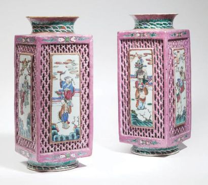 CHINE - Epoque DAOGUANG (1821 - 1850) 
Paire de lanternes de forme carrée en porcelaine...