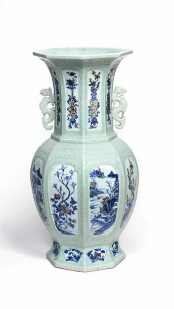 CHINE - XIXe siècle Vase de forme balustre et hexagonale en porcelaine décorée en...