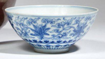 CHINE Epoque de la République - MINGUO (1912 - 1949) Bol en porcelaine décorée en...