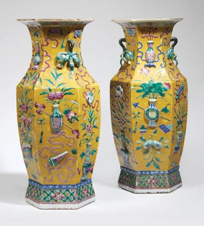 CHINE, Canton - XIXe siècle Paire de vases de forme hexagonale en porcelaine émaillée...