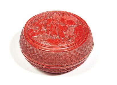 CHINE - XIXe siècle 
Boite de forme lenticulaire en laque rouge sculpté de deux lettrés...