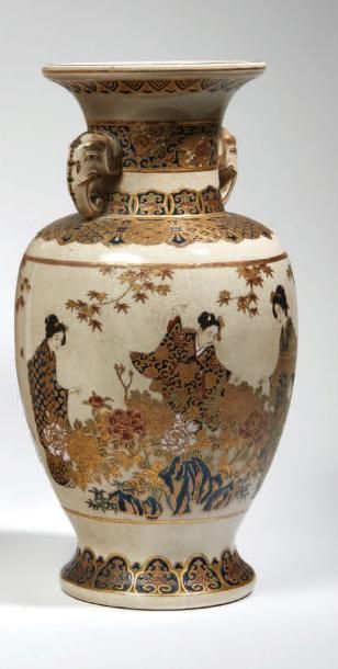 JAPON, Fours de Satsuma - Epoque 
Vase balustre à col ouvert en faïence, à décor...