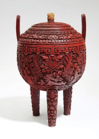 CHINE - XIXe siècle 
Brûle-parfum tripode de forme «ding» en laque rouge sculpté...