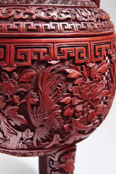 CHINE - XIXe siècle 
Brûle-parfum tripode de forme «ding» en laque rouge sculpté...