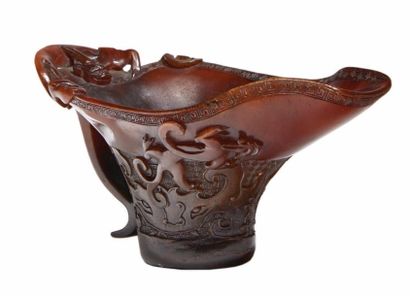 CHINE - XVIIIe siècle 
Coupe libatoire en corne de rhinocéros, à décor sculpté en...
