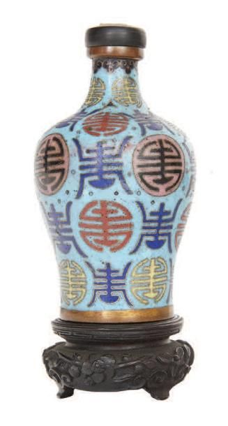 CHINE - XIXe siècle 
Flacon tabatière de forme balustre en bronze et émaux cloisonnés...