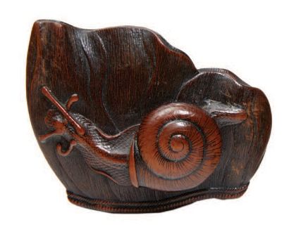 JAPON - XIXE SIÈCLE 
Netsuke en buis sculpté en forme d'escargot rampant sur une...