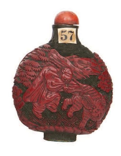CHINE - Vers 1900 
Flacon tabatière de forme balustre en laque rouge sculptée d'un...